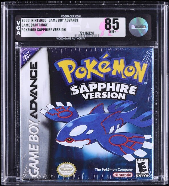 72116324_front_4625f179-8178-4188-ac1f-824caa1be17f.jpg 2003 POKEMON SAPPHIRE VERSION NINTENDO GAME BOY ADVANCE GBA VGA 85 SEALED - Image 1